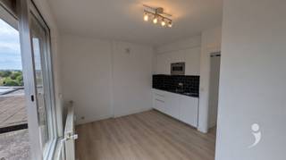 <p><span>Deze studio is dankzij de ligging in centrum Heverlee makkelijk bereikbaar via openbaar vervoer. Winkels en het centrum van Leuven zijn ook snel bereikbaar met de fiets.</span></p><p><span>Dankzij het mooie uitzicht op de 8e verdieping is het grote terras een grote troef.</span></p><p><span>De keuken is voorzien van een ingebouwde koelkast met kleine diepvries, een dubbele inductie kookplaat, een wastafel en een combinatie oven. Er is tevens een mooi aantal ingebouwde kasten voorzien voor opslagruimte.</span></p><p><span>De badkamer is voorzien van een douche, een wastafel en een toilet.</span></p><p><span>De leefruimte/slaapkamer heeft een geweldig uitzicht en geeft uit op een groot terras van 15m².</span></p><p><span>Aan de inkom is er een uitsparing voor de kapstok voorzien.</span></p><p><span> </span></p><p><span>De woning is makkelijk te bereiken via een lift, tevens is er beneden een fietsenstalling voorzien.</span></p><p><span>De studio werd recent voorzien van hogerendementsbeglazing. <br />Gemeenschappelijke lasten inclusief verbruik chauffage, warm water en koud water bedragen 125 euro per maand. ( exclusief verbruik elektriciteit en internet )</span></p><p><span>Beschikbaar vanaf 1 september voor lange duur of korte duur (1-3 jaar), domicilie niet verplicht voor studenten.</span></p><p><span>Let op, in dit appartement is er geen mogelijkheid om een wasmachine te plaatsen.</span></p><p><span> </span></p><p><span>Interesse? Vraag uw bezoek aan via onze website.</span></p><p><span> </span></p><p><span> </span></p>