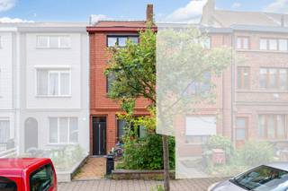 Deze rijwoning is gelegen dichtbij het centrum van Gent, doch op een rustige ligging.De woning heeft een terras en aangename ruime tuin en een...