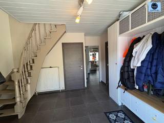 <p><span>HOB MET 3 KAMERS, TUIN EN GARAGE</span></p><p><span>Richtprijs : 349.000 euro</span></p><p><span> </span></p><p><span>Deze woning is gelegen in het landelijke Zandbergen, kortbij scholen en openbaar vervoer.</span></p><p><span> </span></p><p><span>Beneden treft u een inkomhal, apart toilet, badkamer voorzien van dubbele lavabo en douche, ruime leefruimte met volledig uitgeruste keuken en 1 slaapkamer.</span></p><p><span> </span></p><p><span>Boven zijn er 2 slaapkamers en een berging. </span></p><p><span> </span></p><p><span>Achteraan is er ruime veranda met uitzicht over de velden. </span></p><p><span> </span></p><p><span>Het perceel beschikt over een garage met extra bergingen van +- 45m², een ruim terras en tuin. </span></p><p><span> </span></p><p><span>Troeven</span><span>: </span></p><p><span> </span></p><ul><li><span>Epc C, geen rennovatieplicht </span></li><li><span>Rustige ligging </span></li><li><span>Warmtepomp en 16 zonnepanelen aanwezig </span></li><li><span>Ruime garage en bergingen </span></li></ul><p><span> </span></p><p><span>Voor info of bezoek bel Dylan op 0489/54.69.99 of mail naar dylan@svena.be</span></p><p><span> </span></p><p><span>Stedenbouwkundig uittreksel/inlichtingen in aanvraag!!</span></p><p><span> </span></p><p><span>Deze gegevens zijn louter informatief en wij kunnen niet aansprakelijk gesteld worden voor eventuele onjuistheden.</span></p><p><span>De bewoonbare oppervlakte is slechts indicatief.</span></p><p><span> </span></p><p><span> </span></p><p><span> </span></p>