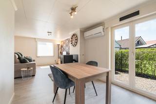 <strong>Oostduinkerke: Gerenoveerde vakantiewoning te koop.</strong><br /><br />In het rustige vakantiedomein Peerdehoek te Oostduinkerke staat een volledig gerenoveerde vakantiewoning met drie volwaardige slaapkamers te koop. De woning is instapklaar en perfect voor eigen gebruik of als investering. Het zonnige, zuidgerichte terras nodigt uit tot ontspannen genieten. Voor de woning bevindt zich een private staanplaats, wat zorgt voor extra gemak. Een unieke kans op zorgeloos vakantieplezier aan de Belgische kust.<br /><br /><strong>Indeling:</strong><br />Gelijkvloers: inkom, keuken, living, berging met toegang tot de tuin, slaapkamer, badkamer.<br />1ste verdieping: twee slaapkamers<br /><br /><strong>Troeven:</strong>
<ul><li>Gerenoveerd.</li><li>Drie slaapkamers.</li><li>Rustig gelegen.</li></ul>
Meer informatie? Contacteer Arne Dewitte via 058 53 37 40