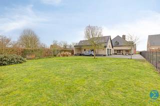 Deze landelijk gelegen villa biedt een zeer royale indeling met een bewoonbare oppervlakte van maar liefst 510m², en een bijgebouw van 74m²,...