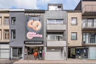 <p>Voormalige bakkerij met ruime woonst, garage, tuin en tal van mogelijkheden.</p><p>Bent u op zoek naar een pand waar wonen en werken perfect gecombineerd kunnen worden? Dan biedt deze voormalige bakkerij met ruime woonst een unieke kans. Gelegen langs de Lessensestraat, een belangrijke invalsweg naar het centrum van Geraardsbergen, geniet dit eigendom van een uitstekende zichtbaarheid en een vlotte bereikbaarheid.</p><p>Het handelsgedeelte bestaat uit een charmant winkelgedeelte met authentieke uitstraling, een ruime bakkerijruimte en diverse opslagmogelijkheden. De aanwezige bakkerijtoestellen kunnen, indien gewenst, mee overgenomen worden. Hierdoor is een heropstart van een bakkerij perfect mogelijk, maar het pand leent zich eveneens uitstekend voor tal van andere handelsactiviteiten, zoals een praktijkruimte, kantoor, speciaalzaak, traiteur, delicatessenzaak of andere zelfstandige activiteit (onder voorbehoud van de geldende stedenbouwkundige voorschriften).</p><p>In het private woongedeelte vindt u een ruime leefruimte met sfeervolle gashaard, een afzonderlijke keuken, drie slaapkamers die elk uitgerust zijn met een airco-installatie voor zowel koelen als verwarmen, een badkamer en een garage. De woning biedt een solide basis, al kunnen bepaalde ruimtes verder gemoderniseerd en afgewerkt worden naar eigen smaak.</p><p>Achteraan geniet u van een aangename pergola die overgaat in een ruime tuin. Op het dak liggen maar liefst 36 zonnepanelen, wat een belangrijke energetische troef vormt.</p><p>Dankzij de combinatie van een commerciële ligging, een ruime woonst, een volledig ingericht atelier en de vele herbestemmingsmogelijkheden vormt dit eigendom een uitzonderlijke opportuniteit voor ondernemers, vrije beroepen of gezinnen die op zoek zijn naar extra ruimte om wonen en werken te combineren.</p><p>Troeven<br />- Commerciële ligging met uitstekende zichtbaarheid<br />- Garage, ruime tuin met pergola<br />- 36 zonnepanelen<br />- Drie slaapkamers<br />- Mogelijkheid om wonen en werken te combineren</p><p>Contacteer Femke via femke@immobeguin.be voor meer informatie of een bezoek.</p>