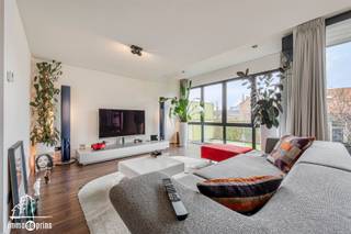 Instapklaar appartement te koop in Sinaai – volledig vernieuwd met 3 slaapkamersIn het rustige en charmante Sinaai bevindt zich dit prachtig, volledig vernieuwde appartement waar comfort, ruimte en hoogwaardige afwerking centraal staan.Bij het betreden van het appartement voel je meteen de kwalitatieve renovatie en de zorg waarmee alles werd afgewerkt. De lichtrijke leefruimte sluit naadloos aan op de moderne keuken, uitgevoerd in duurzame en hoogwaardige materialen. Hier geniet je van een hedendaagse uitstraling gecombineerd met optimaal wooncomfort.Het appartement beschikt over drie volwaardige slaapkamers, ideaal voor een gezin, een thuiskantoor of hobbyruimte. De stijlvolle badkamer is modern ingericht en afgewerkt met kwaliteitsvolle materialen.Extra troeven:•✔️ Volledig vernieuwd en instapklaar•✔️ 3 ruime slaapkamers•✔️ Autostaanplaats inbegrepen•✔️ Privatieve fietsenberging•✔️ Hoogwaardige en duurzame materialen•✔️ Energiezuinige en comfortabele woonomgevingGelegen op een vlotte locatie met goede verbindingen en in de nabijheid van winkels, scholen en openbaar vervoer, biedt dit appartement de perfecte combinatie van rust en bereikbaarheid.