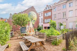 Deze prachtige woning, gelegen in het bruisende centrum van Mechelen, biedt u de perfecte mix van stadsleven en comfort. Met maar liefst vier...