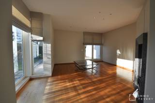 In de Zonnebloemstraat te Knokke-Heist, een rustige en residentiële villawijk op slechts 5 minuten fietsen van de zeedijk van Duinbergen, bevindt...