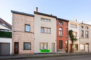 In de Meibloemstraat, gelegen in de levendige en gegeerde wijk Rooigem, bevindt zich deze charmante en verrassend ruime stadswoning. Dankzij de centrale ligging geniet u hier van een uitstekende bereikbaarheid via belangrijke invalswegen en het openbaar vervoer. Het bruisende centrum van Gent bereikt u bovendien in slechts enkele minuten met de fiets. Winkels, scholen, supermarkten en andere voorzieningen bevinden zich vlakbij, wat het dagelijks leven bijzonder comfortabel maakt.<br /><br />Bij het binnenkomen via de inkomhal wordt u meteen verwelkomd in de ruime leefruimte waar woon- en eetkamer harmonieus in elkaar overvloeien. Deze aangename leefruimte vormt het kloppende hart van de woning en sluit naadloos aan op de lichtrijke keuken. Vanuit de keuken bereikt u de badkamer, een praktische berging en een gastentoilet.<br /><br />De veranda vormt een mooie overgang naar de zonnige, zuidwestgerichte tuin – een zeldzame troef in de stad. Hier kan u in alle rust genieten van lange zomeravonden of gezellige momenten met familie en vrienden. Achteraan de tuin bevindt zich bovendien een atelier dat tal van mogelijkheden biedt: ideaal als hobbyruimte, werkplaats, opslagruimte of creatieve studio.<br /><br />Op de eerste verdieping bevinden zich twee volwaardige slaapkamers. Ook de tweede verdieping beschikt over een gelijkaardige indeling met opnieuw twee slaapkamers. Daarnaast is er nog een zolderruimte van ca. 18 m² aanwezig, die extra opslagmogelijkheden biedt.<br /><br />De combinatie van ruimte, een solide structuur en een zonnige tuin maakt van deze woning een bijzonder interessante opportuniteit voor wie op zoek is naar een comfortabele gezinswoning of een pand met potentieel op een uitstekende locatie in Gent.<br /><br />Bent u op zoek naar een woning waar u ruimte, rust en stadsleven perfect kan combineren? Neem dan snel contact op met Brent via brent@immofrancois.be en ontdek zelf het potentieel van deze woning tijdens een bezoek.<br /><br />
