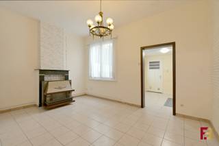 Charmante te renoveren woning met veel potentieel op een toplocatie in Zwijnaarde.In de rustige en gegeerde Cyrille van de Veegaetestraat te...