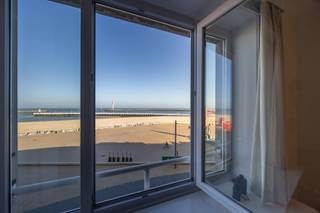APPARTEMENT DE CARACTÈRE AVEC MAGNIFIQUE VUE MER SUR L’ALBERT I PROMENADE<br />Dans la prestigieuse résidence Des Nations, située Albert I Promenade 16 à Ostende, se trouve ce charmant appartement une chambre au troisième étage. L’appartement est aménagé avec beaucoup de caractère et bénéficie d’une magnifique vue sur la mer et la digue. Par temps clair, la vue s’étend même jusqu’aux dunes en direction du Coq-sur-Mer.<br />L’appartement se compose d’un hall d’entrée donnant accès au lumineux séjour avec superbe vue mer. La cuisine est accessible séparément depuis le hall d’entrée et dispose d’un balcon à l’arrière de l’appartement. L’appartement comprend également une chambre et une salle de bains équipée d’une douche, lavabo et toilette.<br />L’appartement bénéficie d’une situation exceptionnelle sur la digue, à proximité de la gare, dans une résidence de standing.<br />• Superficie: 60 m²<br />• Cave dans la résidence<br />• Possibilité d’achat d’un emplacement de parking au Europacentrum<br />• Disponible immédiatement<br />• Chauffage central au gaz<br />• EPC: 136