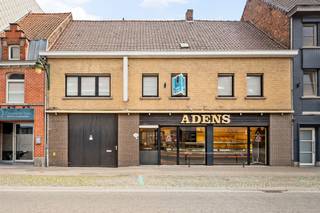 <h3>À vendre : bien commercial polyvalent avec habitation séparée dans un emplacement de premier choix à Deerlijk !</h3><p>Cet immeuble multifonctionnel (actuellement exploité comme boulangerie) bénéficie d’un emplacement exceptionnel dans <strong>la rue commerçante principale de Deerlijk</strong>, offrant une excellente visibilité et un accès aisé. À proximité immédiate, vous trouverez de nombreux commerces, écoles, établissements horeca, transports en commun et grands axes routiers.</p><h3>Composition :</h3><p>Le bien combine un espace commercial (atelier avec surface de vente) et une habitation entièrement indépendante, ce qui en fait une opportunité idéale pour les indépendants, professions libérales ou investisseurs.</p><p>L’espace commercial comprend un atelier, une cuisine séparée, des toilettes supplémentaires, un espace de stockage ainsi qu’un garage intérieur pouvant accueillir deux voitures.</p><p>L’habitation dispose de sa propre entrée et comprend un vaste séjour avec vue sur le patio, offrant une agréable luminosité naturelle. Au premier étage se trouvent un hall de nuit, 4 chambres spacieuses, une salle de bains rénovée et un espace bureau séparé. Un escalier fixe mène au vaste grenier, qui offre de nombreuses possibilités d’aménagement supplémentaires.</p><p>À l’arrière du bâtiment, une grande extension permet d’augmenter la surface destinée à une activité commerciale. Le jardin avec abri de jardin peut éventuellement être aménagé en places de parking supplémentaires.</p><h3>Atouts :</h3><ul><li>emplacement commercial de premier ordre avec excellente visibilité</li><li>combinaison idéale entre habitation et activité professionnelle</li><li>accès indépendant à l’habitation</li><li>garage intérieur pour 2 voitures</li><li>4 chambres et un bureau</li><li>nombreuses possibilités d’extension grâce au grenier et à l’annexe</li><li>jardin avec potentiel pour des places de parking supplémentaires</li><li>disponible immédiatement</li></ul><h3>Pour qui est-ce idéal ?</h3><p>Idéal pour les indépendants, professions libérales ou entrepreneurs souhaitant combiner habitation et activité professionnelle sur un même site. Également intéressant comme investissement grâce à sa configuration polyvalente et à son excellente situation commerciale.</p><p><strong>À vendre par Immo Beguin, votre expert immobilier depuis 2009, avec des bureaux à Renaix, Waregem, Courtrai, Deinze, Tournai et Lessines.</strong></p><p>Visites sur rendez-vous via : <strong>charlotte@immobeguin.be</strong></p>