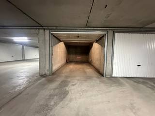 Res. Vroegezonne. Vlot toegankelijke staanplaats op het niveau -2 op Kustlaan, nabij Minigolf het Zoute. Ref. G721