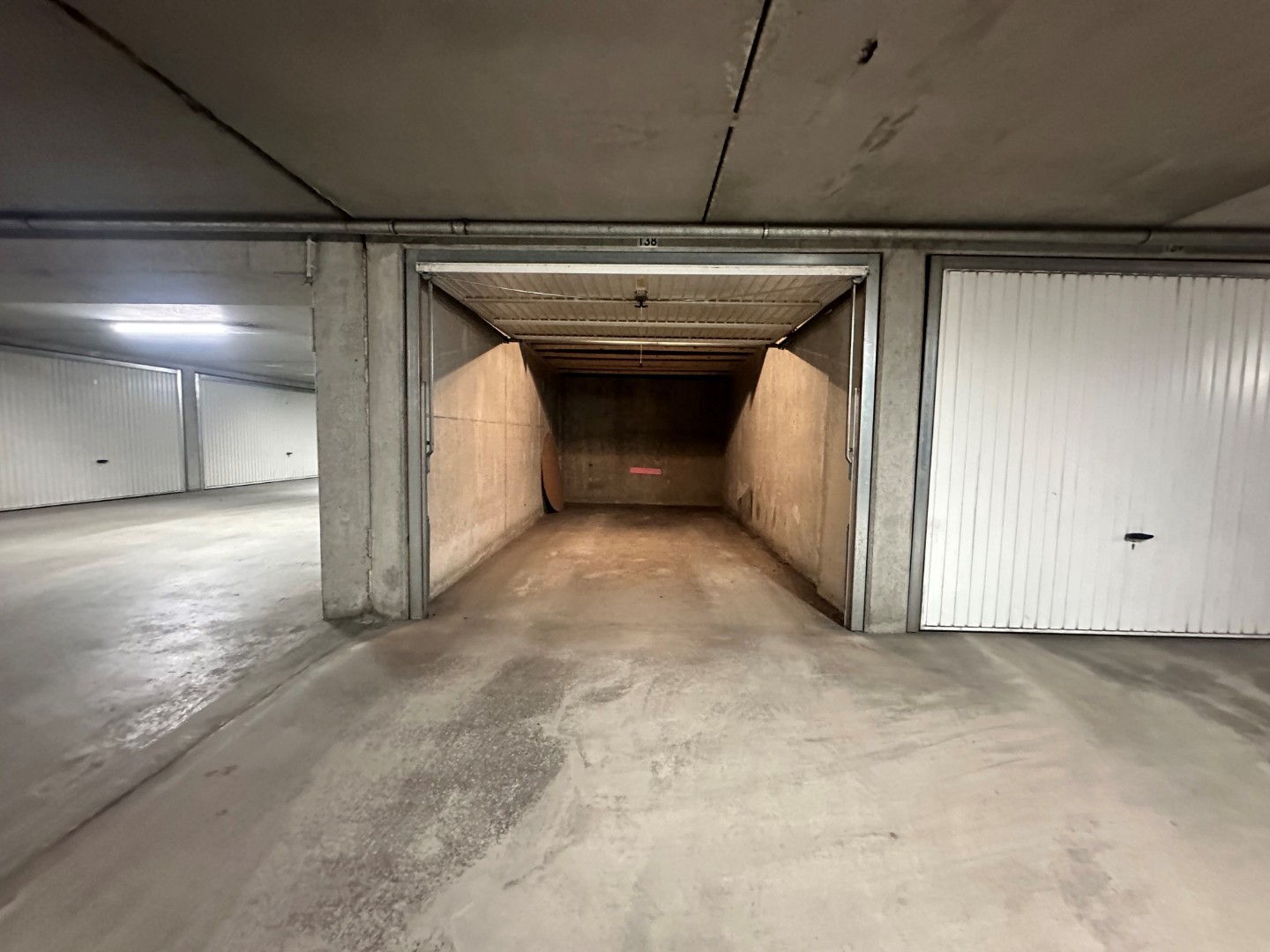 Vlot toegankelijke staanplaats op het niveau -2 op Kustlaan, nabij Minigolf het Zoute - foto 2