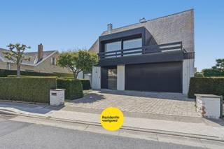 Rustig gelegen alleenstaande woning met prachtige tuin op een perceel van 980 m² in een residentiële woonwijk te Eernegem. Deze ruime gezinswoning beschikt over een bruikbare vloeroppervlakte van 264 m² en combineert comfort, licht en praktische indeling.<br /><br />Op het gelijkvloers vindt u een inkomhal met gastentoilet, een apart bureau ideaal voor thuiswerk of vrij beroep, een lichtrijke leefruimte met parketvloer en zicht op de tuin, alsook een uitgeruste keuken met ontbijthoek. De inpandige garage beschikt over een elektrische sectionale poort, aansluiting voor wasmachine, waterontharder en condenserende Bosch-ketel op aardgas.<br /><br />Op de verdieping bevinden zich 3 volwaardige slaapkamers met ingemaakte kasten en 2 badkamers, waarvan één met inloopdouche en één met ligbad. Er is de mogelijkheid voor een vierde slaapkamer te creëren. Daarnaast is er een ruime geïsoleerde stapelzolder aanwezig.<br /><br />Buiten geniet u van een groot zonneterras, een verzorgde tuin, een extra houten garage met elektrische poort én een praktisch tuinhuis met elektriciteit.<br /><br />Extra troeven:<br /><br />✔ Conforme elektriciteit tot 2046<br />✔ Elektrische screens<br />✔ Rustige en kindvriendelijke ligging<br />✔ Ingemaakte kasten<br />✔ Aparte bureau<br />✔ 2 garages<br /><br /><br />Een ideale woning voor wie op zoek is naar ruimte, comfort en een mooie tuin in een rustige omgeving.