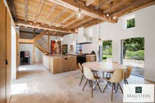 <p>Monumentale hoeve ’t Land van Belofte, op een uiterst goede ligging met een vlotte verbinding naar alle invalswegen richting de kust en het binnenland, zowel de industrieterreinen Waggelwater als Blauwe Toren zijn met de fiets bereikbaar op minder dan een kwartier. Het AZ Sint-Jan bereikt U op minder dan 10 minuten fietsen.<br />De perfect instapklare en tot de puntjes afgewerkte hoeve geniet daarenboven ook nog van prachtige vergezichten. Privacy heeft U dankzij de verborgen ligging en het terrein van bijna 2 hectare.<br /><br />Samenstelling: inkomhal met vestiaire en gastentoilet. Verschillende salons met prachtig zicht op de tuin. Longroom (eetplaats). Leefkeuken met zeer kwalitatieve toestellen. Mudroom. 4 slaapkamers. 3 Badkamers. Verschillende bergruimtes. Aansluitend op het woongedeelte is er nog een schuur van + 285 m² met tal van mogelijkheden. <br />In het verlengde van het hoofdgebouw staat een bijgebouw waar de mogelijkheden eindeloos mee zijn (garage, bureau, praktijk, guesthouse…). Buiten zijn er verschillende terrassen om maximaal van de zon te genieten.<br /><br />De historie en erfgoedwaarde van deze unieke hoeve: https://id.erfgoed.net/erfgoedobjecten/57847<br /><br />Neem zeker contact op met al uw vragen of om uw afspraak (7/7) vast te leggen: 0478 93 72 00 of maxime@maelsteen.be</p>