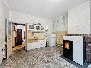 Uniek gelegen woning in het centrum van Roeselare bestaande uit een lichtrijke leefruimte met eet-en zithoek, ruime keuken, koer/stadstuin en...