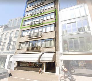 Gelegen op de 2de verdieping bevat dit ruim appartement (114m²) een inkomhal, toilet, lichtrijke leefruimte met half open keuken, 2...