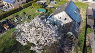 Unieke woning met praktijkruimte, 5 slaapkamers en naastliggende bouwgrondBent u op zoek naar een uitzonderlijke eigendom waar wonen, werken en...