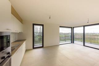 Modern wonen in het groen !De lichtrijke woonkamer met open keuken en grote raampartijen laat je volop genieten van het uitzicht en vloeit naadloos...