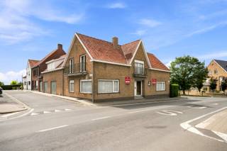 Deze bijzonder ruime, zeer degelijke woning met maar liefst 375 m² bewoonbare oppervlakte bevindt zich pal in het centrum van Klerken. Dankzij de royale ruimtes, de 5 slaapkamers en de aanwezigheid van 2 garages biedt deze eigendom een zee aan mogelijkheden.<br /><br />De woning is als volgt ingedeeld: <br />Kelder<br />Ruime, droge kelder<br /><br />Gelijkvloers<br />Via de royale inkomhal met gastentoilet en trap naar de verdieping betreedt u deze bijzonder ruime woning. Links bevindt zich een grote, lichtrijke leefruimte. Rechts vindt u een tweede, ruime leefruimte die bovendien perfect geschikt is als praktijkruimte of kantoor.<br />Verder beschikt de woning over een ruime leefkeuken en een dubbele garage op het gelijkvloers.<br /><br />Verdieping<br />De nachthal geeft toegang tot maar liefst vijf volwaardige slaapkamers en een badkamer, waardoor deze woning uitermate geschikt is voor grote gezinnen of wie extra ruimte wenst voor een hobby-, bureau- of logeerkamer.<br /><br />Troeven:<br />+ Uiterst centrale en commerciële hoekligging met uitstekende visibiliteit.<br />+ Zeer grote bruikbare vloeroppervlakte met tal van mogelijkheden.<br />+ Ideaal voor een combinatie van wonen en werken.<br />+ Dubbele garage en ruime parkeermogelijkheden in de onmiddellijke omgeving.<br />+ Asbestveilig (enkel beperkte elektriciteitscomponenten in bakeliet).<br />+ Uitgerust met centrale verwarming.<br /><br /><br />📞 Interesse? Contacteer Thijs of Nina<br />📲 051 57 54 61<br />📧 thijs@grouptrybou.be | friedel@grouptrybou.be | nina@grouptrybou.be