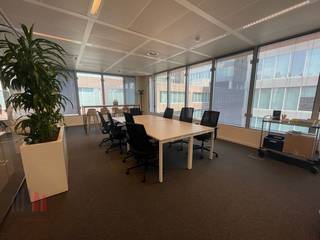 Deze prachtig ingerichte, bemeubelde kantoorruimte van 30 m² biedt ruimte voor maximaal 9 personen en is ideaal voor bedrijven die op zoek zijn...