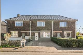 Deze gerenoveerde woning, gelegen op een perceel van 3a42ca, combineert een rustige woonomgeving met de nabijheid van het stadsleven in Genk. Omgeven door groen en gelegen in een aangename buurt, vormt dit de ideale plek om thuis te komen.<br /><br />Dankzij de gunstige ligging bevinden scholen, winkels en openbaar vervoer zich op wandelafstand. Hierdoor geniet u van een vlotte bereikbaarheid richting het centrum en heeft u alle nodige voorzieningen binnen handbereik.<br /><br />De woning werd gebouwd in de jaren 1930 en doorheen de jaren gerenoveerd tot een instapklaar geheel. Dankzij de verzorgde afwerking en praktische indeling vormt deze woning een ideale thuisbasis voor gezinnen, starters of wie op zoek is naar comfortabel wonen zonder grote werken.<br /><br />Binnenin beschikt de woning over 3 slaapkamers, waardoor er voldoende ruimte is voor een gezin, bureau of hobbykamer. Buiten geniet u van een ruime tuin en een gezellige veranda, ideaal om in alle rust te ontspannen.<br /><br />Op zoek naar een woning met karakter, ruimte en een gunstige ligging? Dan is deze gerenoveerde woning in Zwartberg-Noord zeker een bezoek waard.<br /><br />Bestuursmaatregelen in het maatregelenregister: nee