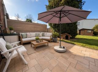 <p><span>Buizingen, vlakbij het treinstation van Halle en alle voorzieningen, ligt een ruime herenwoning in een mooie, rustige woonstraat. De woning biedt royale woonruimtes, 3 slaapkamers, een grote zolder die verbouwd kan worden en een prachtige tuin. De woning bestaat uit een betegelde hal van 10 m² met een apart toilet en garderobe, die toegang geeft tot een grote, lichte woonkamer met een dakraam van 40 m², een mooie houtkachel en een charmante, rustieke keuken van 15 m² met eethoek en toegang tot de tuin. Er is een groot terras en een mooie tuin met een schuur. De gerenoveerde badkamer is voorzien van een douchecabine, een ligbad, een dubbele wastafel en een toilet. Op deze verdieping bevindt zich ook een wasruimte. Op de eerste verdieping leidt een aangename overloop naar een grote slaapkamer van 18 m² met uitzicht op de tuin. Twee extra slaapkamers, van respectievelijk 17 en 14 m², zijn bereikbaar via een trap naar de bovenverdieping, waar nog twee slaapkamers gecreëerd kunnen worden. Centrale verwarming op olie. Garage. Dubbele beglazing. Energielabel E. Video-intercom. Prijs: 320.000 €. Informatie en bezichtigingen: 02/355.50.55.</span></p>