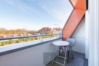 Recent duplex-appartement op de 3e verdieping in de residentie Villa Crombez gelegen aan de rand van de Simli-wijk en vlakbij de wandelpromenade en havengeul te Nieuwpoort-Bad. Indeling: Inkom, apart toilet met wastafel, aparte berging, woonkamer met open keuken, terras uitgevend op de Albert-I-Laan, de bovenverdieping omvat de badkamer met wastafel en ligbad met douche, aparte slaapkamer en slaaphoek. EPC: 103 kWh/m².  NIEUWE VOORWAARDEN. Vraagprijs: 239000€
