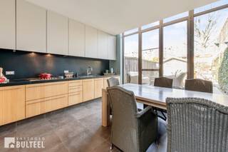 In deze perfect onderhouden woning waar karaktervolle en hedendaagse elementen worden samengebracht, geniet u van alle comfort. De woning biedt u een inkomhal, een charmante leefruimte met gaskachel, een moderne en strakke vernieuwde achterbouw met op maat gemaakte kasten en een totaal ingerichte keuken. De grote en hoge raampartijen zorgen voor veel natuurlijke lichtinval. Bovendien hebben we op het gelijkvloers een badkamer met inloopdouche, toilet en lavabo en een praktische berging/wasplaats. Op de eerste verdieping zijn er 2 grote slaapkamers. Het gezellige stadsterras is een extra troef in het centrum van de stad. De ramen zijn voorzien van dubbele beglazing en rolluiken aan de voorkant. Centrale verwarming op aardgas. Gunstige EPC score (label B). In de nabijheid van winkels, scholen, openbaar vervoer en op wandelafstand van de Grote Markt. Aarzel niet en maak vandaag nog uw afspraak.