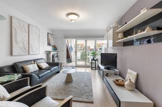 <strong>Knokke: Instapklaar triplex-appartement met 3 slaapkamers en zonnige terrassen vlakbij de Dumortierlaan - Knokke.</strong><br /><br />Op een uitstekende locatie, vlakbij het centrum van Knokke en op wandelafstand van winkels, restaurants en het strand, bevindt zich dit instapklare triplex-appartement met drie volwaardige slaapkamers en twee ruime terrassen. Een ideale opportuniteit voor wie op zoek is naar ruimte, comfort en een uitstekende ligging in Knokke.<br /><br /><strong>Indeling: </strong><br />Glv: Inkomhal met gastentoilet, lichtrijke leefruimte met toegang tot het terras, comfortabele eetruimte, keuken met aanpalend ruim zonnig zuid/west georiënteerd terras, berging.<br /><br />1ste verdiep: Volwaardige slaapkamer met ensuite badkamer voorzien van een ligbad, 2e kamer ingericht met enkelbed.<br /><br />2de verdiep: Volwaardige slaapkamer met ensuite douchekamer. <br /><br /><strong>Troeven: </strong>
<ul><li>Centrale ligging in het centrum van Knokke vlakbij de Dumortierlaan, Lippenslaan, Vanbunnenplein, op 300 m van het strand.</li><li>Op wandelafstand van winkels, horeca.</li><li>Lichtrijk appartement met veel mogelijkheden.</li><li>Mogelijkheid tot aankoop van een inpandige ruime autostaanplaats.</li></ul>
Meer info? Contacteer Ayita op 0496 13 43 12 of via ayita@eraservimo.be