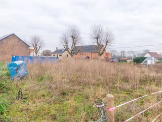 <strong>De vraagprijs is een vanafprijs. U kan bieden vanaf dit bedrag. Elk bod wordt onmiddellijk overgemaakt aan de eigenaars.</strong><br /><br />In Dormaal bij Zoutleeuw vindt u langs de Zoutleeuwse Steenweg nr. 45 deze unieke west-georiënteerde bouwgrond van 7a 90ca terug. De totale straatbreedte bedraagt 41, 12 meter.<br />Dit stuk geeft uit op de Ganzenkooi, dewelke onmiddellijk toegang geeft tot een groot bosrijk gebied met verschillende wandelwegen.<br /><br />Alle faciliteiten zoals winkels, bank, school, .. zijn aanwezig in het centrum van Zoutleeuw op 5 min. rijden.<br /><br />Alle bouwstijlen zijn mogelijk. Er is reeds een vergunning voor woning met handelspand.<br />U vindt alle plannen en bijlagen terug op ERA.be. Plannen en vergunningen zonder verplichting!