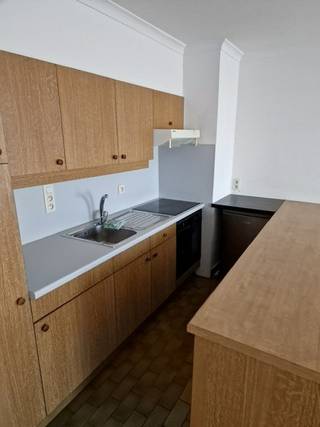 Dit appartement bestaat uit een inkomhall met vestiaire kast, 1 slaapkamer die uitgeeft op het terras aan de achterkant van het gebouw, badkamer met bad, lavabo en toilet. Verder vinden we nog de leefruimte met open keuken. De keuken is voorzien van een koelkast en oven.<br />Het verbruik water en syndicuskosten is inbegrepen in de huurprijs.<br />De huurder dient zelf in te staan voor afsluit van een elektriciteitscontract, welke kosten dus niet inbegrepen zijn in de huurprijs.<br />Appartement is geschikt voor 1 max 2 personen.<br />Interesse? Geef ons een seintje op het nummer 056 25 26 19.