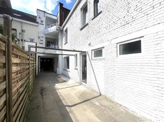 <p><span>Instapklaar, volledig gerenoveerd appartement met terras</span></p><p><span>Op een centrale en vlot bereikbare ligging bevindt zich dit volledig gerenoveerde éénslaapkamerappartement. Dankzij de kwalitatieve afwerking, de lichtrijke ruimtes en het aangename terras is dit de ideale woonst voor starters, alleenstaanden of als investering.</span></p><p><span>Het appartement omvat een ruime en lichtrijke leefruimte, een open uitgeruste keuken, één volwaardige slaapkamer, een stijlvolle badkamer met inloopdouche en lavabomeubel. Het zonnige terras vormt een mooie extra troef waar u in alle rust kunt genieten.</span></p><p><span>Troeven</span></p><p><span>Volledig gerenoveerd</span></p><p><span>Instapklaar<br />Moderne badkamer<br />Ruime leefruimte<br />Aangenaam terras <br />Ideaal als eigen woonst of investering</span></p><p><span> </span></p><p><span>Interesse? Contacteer ons voor meer informatie of een bezoek via <span>056 24 38 12</span></span><span> of <span>info@century21viaplus.be</span></span><span>.</span></p>