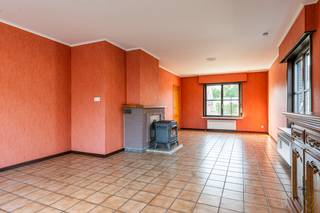 <p>Welkom in deze charmante woning aan de Bosstraat in Oosteeklo.<br /><br />Het huis is gelegen in een rustige en aangename omgeving, biedt de perfecte basis voor deze mooie familiewoning.<br /><br />Samenstelling: via de inkomhal komt U terecht in een zonnige woonkamer met veel ramen, een afzonderlijke keuken met ontbijthoek, wasplaats/berging, gastentoilet. Er is een inpandige garage vooraan aan de woning.<br /><br />Op de verdieping zijn er 3 volwaardige slaapkamers en een badkamer met inloopdouche en toilet.<br /><br />Er is een aangenaam ruime tuin met terras die uitkijkt op de landerijen. Het hinterland is gelegen in agrarische zone, wat uitermate gunstig is.<br /><br />De woning is zeer degelijk onderhouden en met wat moderne opfrissingen is het heerlijk vertoeven. <br /> </p>
<p>Dit huis is een uitgelezen kans om uw woonwensen waar te maken en plan uw bezoek om de verrassende woonruimtes te ontdekken. Aarzel niet om vandaag nog contact met ons op te nemen voor meer informatie of om een bezichtiging in te plannen.</p>