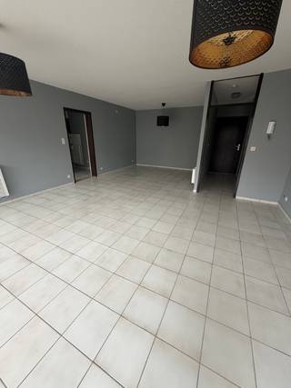 Dit aangename appartement vormt de ideale basis voor wie op zoek is naar een woning die volledig naar eigen smaak en wensen kan worden ingericht. Dankzij de praktische indeling en de beschikbare ruimte zijn er bovendien verschillende mogelijkheden om het appartement verder te optimaliseren, waaronder het creëren van een extra slaaphoek.<br />Het appartement beschikt momenteel over één volwaardige slaapkamer. De overige ruimtes bieden voldoende mogelijkheden om er een persoonlijk en comfortabel geheel van te maken. De reeds vernieuwde ramen zorgen bovendien voor een uitstekende energieprestatie, met een EPC-label B als resultaat.<br />Een bijkomende troef is de mogelijkheid om een garage aan te kopen in de naastgelegen residentie. Deze garage biedt niet alleen extra parkeergelegenheid en bergruimte, maar geeft eveneens toegang tot het gebouw, waardoor u vanuit de garage rechtstreeks naar het appartement kunt.<br />Een interessante opportuniteit voor wie op zoek is naar een appartement met een goede energieprestatie, een praktische basis en vooral de vrijheid om de inrichting volledig af te stemmen op de eigen wensen.