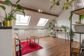 Deze instapklare mooie gezellige gezinswoning werd recent gerenoveerd en heeft 3 mooie slaapkamers. Met zijn EPC score van 105 kwh is het zo goed als een A woning. Het is voorzien van zonnepanelen en airco in alle kamers. <br />De woning is strategisch zeer goed gelegen!<br /><br />Het centrum van Gent is gemakkelijk te bereiken te voet of per fiets. Op amper 10 minuten fietsen ben je in de bruisende stad. Via het openbaar vervoer heb je een vlotte verbinding naar het stadscentrum alsook naar het station Gent St-Pieters en Gent Dampoort.<br />Er zijn tal van supermarkten, scholen, restaurants op wandel en/of fietsafstand terug te vinden. <br />Kortom, met de ligging van deze woonst is een auto absoluut niet noodzakelijk. <br />Doch ben je op minder dan 5 min op de R4, waardoor je een vlotte verbinding hebt naar de E17 en de E40. <br />Er is voldoende parkeermogelijkheid op 100 m van de woning.<br /><br />Via de inkomhal komen we terecht in de ruime leefruimte met open keuken. Op het gelijkvloers is er nog een extra bergruimte en toilet voorzien. We vinden er ook de toegang tot de kelder terug.<br />Op de eerste verdieping bevinden zich 2 ruime slaapkamers alsook de badkamer en de toegang tot het aangename terras. Dit om lekker lang te genieten, met voldoende privacy. <br />De 2de verdieping van de woning is de kers op de taart. Een hele grote lichtrijke ruimte, die kan dienen tot master bedroom, bureau of hobbyruimte, of een combinatie van de drie.<br /><br />Extra troeven :<br />- De woning werd in 2022 gerenoveerd en is perfect onderhouden<br />- Met zijn Epc B (105 kwh) score heeft het een gunstige waarde, waardoor de energiekost beperkt is<br />- De zonnepanelen en de airco toestellen in de slaapkamers zijn een absolute meerwaarde<br />- De eigenaars hebben geïnvesteerd in een water ontharder en elektrische rolluiken wat bijdraagt tot meer comfort<br />- Zomer of Winter, op het terras kan je het hele jaar door genieten van de buitenlucht<br /><br />Deze opportuniteit is ideaal voor wie in de stadsrand van Gent wil wonen. De indeling, de ruimtes en het aangename terras bieden dit huis alles om er een echte thuis van te maken<br /><br />Beschikbaar vanaf 1/06/2027. Akte datum is voorzien eind maart 2027. Via het verlengd genot blijven de eigenaars nog maximaal 2 maanden in de woning wonen mits het betalen van een bezettingsvergoeding van 1500 EUR aan de nieuwe eigenaars. <br /><br />Interesse in deze TOPPER? Contacteer dan snel Topvastgoed voor een bezoek op het nummer 0475 700 700