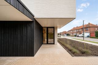 <p>Kwalitatieve energiezuinige NIEUWBOUW, gebouwd met TOPmaterialen, en voorzien van de laatste technieken. Zeer rustige ligging, doch genietend van een vlotte bereikbaarheid. 3 SLK, CARPORT en TUIN! INDELING: ruime inkomhal met apart toilet, lichtrijke grote leefruimte met open geïnstalleerde luxe-keuken met eiland, beide uitgevend op de tuin, zeer grote handige praktische berging/wasplaats. Op de 1ste verdieping bevinden zich de overloop, badkamer (lavabo, inloopdouche en toilet), berging en 3 ruime slaapkamers (voorzien van screens). CARPORT en TUIN! TROEVEN: VLOERVERWARMING beneden en boven, WARMTEPOMP, 12 ZONNEPANELEN, REGENPUT (10.000L), CONFORME ELEKTRICITEIT, CARPORT + TUIN!</p>
