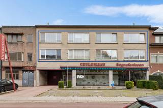 Achter deze gevel schuilen er maar liefst 8 piekfijn onderhouden appartementen, middenin een bruisende buurt vol winkels, groene parken en...