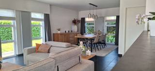 Instapklare energiezuinge gezinswoning (EPCA) met uitzonderlijke tuinbeleving Deze hoogwaardige halfopen bebouwing combineert energiezuinig wonen, ruimte en luxe met een uitzonderlijk buitenleven. Dankzij de verwarmde zwemvijver en de stijlvolle terrasoverkapping met lamellendak geniet je hier het hele jaar door van een vakantiegevoel in eigen tuin.Binnen word je verwelkomd in een lichtrijke leefruimte met natuurstenen vloer, ingemaakte kasten en een aangename verbinding met de tuin. De semi-open keuken is volledig uitgerust en praktisch ingericht, met aansluitend een berging met wasruimte, extra douchekamer en toilet.De hoogwaardige maatwerktrap lijd je naar de ruime bovenverdieping waarop zich 3 volwaardige slaapkamers bevinden, waarvan 1 met ingemaakte kasten en bureau en 1 met ruime dressing die rechtstreeks toegang biedt tot een ruime badkamer met ligbad, inloopdouche, toilet en dubbele lavabo.De buitenruimte is een absolute troef: een onderhoudsvriendelijke tuin met tuinhuis, verwarmde zwemvijver en een Brustor terrasoverkapping als volwaardige extra leefruimte dankzij de glazen schuifwanden, zonnescreen en een infrarood verwarmingselement.Technisch en energetisch blinkt deze woning uit met o.a. EPC A, zonnepanelen, laadpaal, regenwaterrecuperatie, elektrische rolluiken, vliegenramen en een recent vernieuwde Bosch condensatieketel.Er is een inpandige garage met 2 extra parkeerplaatsen op de oprit.De groene omgeving met landelijk karakter en de vele wandel- en fietsmogelijkheden maken het plaatje compleet.Ook de vlotte verbinding met de E34 en de haven van Antwerpen en Gent zijn een troef.Een instapklare woning voor wie comfort, rust en kwaliteit zoekt zonder verplichte renovaties.Interesse? contact@eberhardvastgoed.be of 03 / 779 69 29.