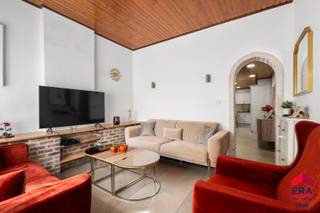 Ben je op zoek naar een instapklare woning met 3 slaapkamers, zuidwest gerichte tuin en vlotte verbindingen in Denderleeuw? Gevonden!Deze charmante...