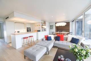 Lichtrijk en mooi afgewerkt appartement op gunstige ligging. <br />Centraal gelegen nabij winkels, de markt, scholen en het station.<br /><br />Indeling: inkomhal, apart toilet, leefruimte met open keuken (compleet geïnstalleerd), 2 slaapkamers, badkamer, berging/wasplaats.<br /><br />Extra troeven: instapklaar (volledig geschilderd), inbouwkasten, vloerverwarming, parket, kwalitatief afgewerkt, ruim overdekt terras, ligging, …<br /><br />Inclusief berging en private autostaanplaats. <br />Beschikbaar vanaf 1/12/2026.<br />Syndickosten: €60/maand.<br /><br />Voor meer info of een bezoek: lisa@immoroba.be
