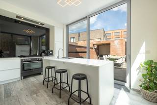 Instapklare gezinswoning in centrum Turnhout met o.a. studio op de bovenste verdieping, stadstuin en zij-ingang. EPC B-label (190 kWh/m²).Ligging:...