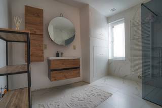 Wie kan zich inbeelden dat achter deze gevel zoveel luxe zit ? 3 douches, 1 ligbad, 3 wc’s, 2 x 2 ruime slaapkamers met, indien gewenst,...