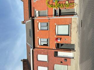 Wervik - Woning met 4 slaapkamers te huur.Via de inkom hebt u toegang tot de kelderberging en de living.De open keuken leidt u naar de badkamer met...