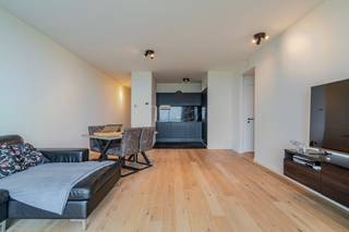 Op de 11e verdieping van de prestigieuze residentie LEFT in de bruisende Regattawijk op Linkeroever wacht een appartement dat alle...