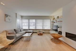 <p><span>Ontdek deze verzorgde halfopen gezinswoning in het gegeerde Aartselaar, rustig gelegen tussen het dorpshart en de A12. Een woning waar bereikbaarheid en wonen in alle rust elkaar versterken, en waar de indeling vanzelfsprekend aanvoelt in het ritme van elk gezin.</span></p><p><span> </span></p><p><span>Binnen ontvouwt zich een doordachte leefstructuur die ruimte geeft én verbindt. De eetkamer vormt de centrale schakel tussen keuken en woonkamer en wordt subtiel verbonden met de inkomhal. Ingemaakte kasten en een geïntegreerde bureau zijn hier naadloos ingewerkt in het geheel, functioneel zonder de rust van de ruimte te verstoren.</span></p><p><span> </span></p><p><span>De keuken, vernieuwd in 2014, sluit rechtstreeks aan op de tuin en laat binnen- en buitenleven in elkaar overvloeien. Grote raampartijen brengen het groen naar binnen, terwijl de tuin zich als vanzelf uitstrekt tot een extra leefruimte in de warmere maanden. Het geheel wordt omkaderd door een diepe tuin die privacy en ademruimte biedt.</span></p><p><span> </span></p><p><span>De woonruimte kan bovendien worden afgesloten, waardoor de woning zich moeiteloos aanpast aan het moment: open en verbonden wanneer gewenst, rustig en afzonderlijk wanneer nodig. De gashaard voegt daar een warme, ingetogen sfeer aan toe.</span></p><p><span> </span></p><p><span>Op de eerste verdieping bevinden zich drie volwaardige slaapkamers met aangename lichtinval. De badkamer sluit hier eigentijds op aan en biedt het nodige comfort voor het dagelijks gebruik. De ingerichte zolderverdieping werd voorzien een ruime vierde kamer, flexibel inzetbaar naar ieders wensen, en biedt daarnaast nog mogelijkheden voor een wasplaats of het creëren van een tweede badkamer.</span></p><p><span> </span></p><p><span>Buiten wordt het wonen verdergezet in een diepe, groene tuin waar het zwembad een natuurlijke blikvanger vormt. Een plek die zomers vertraagt en het buitenleven vanzelfsprekend maakt. De oprit voor twee wagens vervolledigt het praktische comfort van deze woning.</span></p><p><span> </span></p><p><span>Bijzonderheden</span></p><ul><li><span>Halfopen bebouwing</span></li><li><span>4 slaapkamers</span></li><li><span>Elektriciteit conform AREI</span></li><li><span>Zonnepanelen aanwezig</span></li><li><span>Ingemaakte kasten</span></li><li><span>Oprit voor twee wagens</span></li><li><span>Strategische ligging tussen dorpskern en A12</span></li></ul><p><span> </span></p><p><span>Op zoek naar een instapklare gezinswoning met ruimte, licht en een uitstekende ligging in Aartselaar? Contacteer ons via <span>thomas.onzia@urbainvastgoed.be</span></span><span> of bel 0478/22.78.63 voor meer informatie of een bezoek.</span></p><p><span> </span></p>