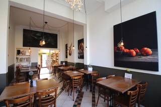 Dit karaktervol handelspand geniet van een heel knappe ligging: vlak over het stadspark, met een gegarandeerde passage van studenten!De ruime woning...