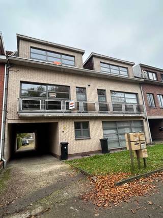 <p>Volledig gerenoveerd, 2 slpk appartement gelegen in het hartje van Wommelgem met garagebox.</p><p>Ligging:</p><p>Het appartement is gelegen dichtbij de dorpskern, in een doodlopende straat, dichtbij de winkels, het openbaar vervoer en de autostrade. Het appartement heeft een Mobiscore van 8/10.</p><p>Indeling:</p><p>U betreedt het appartement via de inkomhal met toegang tot het gastentoilet en de leefruimte met zeer veel lichtinval door de grote raampartijen.</p><p>Bij de leefruimte heeft u geen inkijk van andere appartementen en heeft u zicht op het groene. De leefruimte is 25m² groot en geniet van een volledig nieuwe geïnstalleerde keuken voorzien van ijskast, oven, inductievuur en vaatwasser.</p><p>Verder beschikt het appartement over twee slaapkamers, een van 13m² en een van 7m². Eén van de slaapkamers geeft u toegang tot het terras. De beide slaapkamers kijken uit op de achterzijde van het appartementsgebouw, waar de garageboxen zich bevinden. Hierbij is er ook geen inkijk van andere appartementen.</p><p>Bijkomend beschikt het appartement over een ruime badkamer, met een moderne inrichting. De badkamer beschikt over een dubbele lavabo en een bad/douche combinatie. Vervolgens kan u in de badkamer een aparte ruimte terug vinden voor wasmachine en droogkast.</p><p>Achter het gebouw ligt een garagebox verplicht bij te huren.</p><p>Huurprijs: € 990/ maand</p><p>Gemeenschappelijke kosten: € 30 / maand</p><p>Huurwaarborg: 3 maanden huur</p><p>Beschikbaarheid vanaf 1 januari 2027</p>