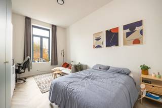 <p><span>Ontdek deze moderne studentenkamer in een kwalitatief vernieuwbouwproject, gelegen aan de Vaartstraat in het hartje van Leuven. Het gebouw werd grondig vernieuwd met duurzame materialen en voldoet aan de hedendaagse normen inzake comfort en energiezuinigheid.</span></p><p><span>De kamer ligt op de eerste verdieping en wordt ingericht met een design meubel met hoogslaper van 1.40m x 2.00m, waaronder zich een bureau met stoel bevindt. Verder is de kamer uitgerust met een ingebouwde kleerkast, gordijn en een praktisch ontbijtblok met magnetron en koelkast. De kamer is bovendien voorzien van een douche en lavabo, wat zorgt voor extra comfort en privacy.</span></p><p><span>De kamer is uitgerust met een energiezuinige lucht-lucht warmtepomp voor verwarming in de winter en airco in de zomer. In het gebouw is een volledig uitgeruste gemeenschappelijke keuken aanwezig. Ook is er een gezellig stadstuintje met terras, ideaal om even te ontspannen.</span></p><p><span>Dankzij de centrale ligging bevinden campussen, winkels en horeca zich op wandelafstand een ideale uitvalsbasis voor studenten én een interessante investering.</span></p><p><span>De kamer wordt bovendien gedurende 3 jaar professioneel beheerd door het Team Rentmeester van Immo Livit. Deze service is inbegrepen in de vraagprijs, zodat u zorgeloos kunt investeren. De foto's zijn afkomstig van referentiepanden en dienen ter illustratie van de afwerkingsgraad en sfeer.</span></p><p><span> </span></p><p><span>Oplevering voorzien begin juni 2026. Interesse? Contacteer ons via 016 15 31 15 of info@immolivit.be.</span></p><p><span> </span></p>