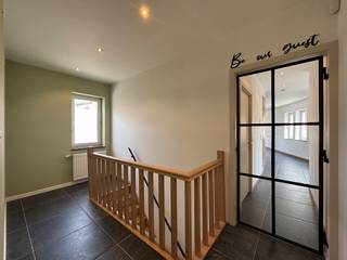 Dit handelspand met een bovengelegen twee slaapkamer appartement is uitstekend gelegen, op wandelafstand van het bruisende centrum van Beringen...
