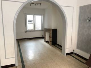 <p><span>Maison spacieuse située en bordure de centre. Entrée, séjour, cuisine, wc, cour, salle de bains, 4 chambres, sous-sol. Libre le 01/08/2026. Eepc 304 kWh/m² - uc 2692862. Pour info ou visite 056.21.58.00 ou</span><span> www.immo-lvb.be, allez à la propriété et réservez le rendez-vous via le calendrier.</span></p>