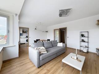 Topligging in het centrum:<br />De locatie van dit appartement is een absolute sterkte. Je woont hier te midden van het centrum, met sfeervolle horeca, lokale boetieks en supermarkten letterlijk op wandelafstand. Bovendien geniet je dankzij de nabijheid van het treinstation van een uitstekende en vlotte verbinding naar de omliggende steden. Alles wat je nodig hebt, ligt binnen handbereik!<br /><br />Indeling:<br />Je betreedt het appartement op de bovenste verdieping via een centrale inkomhal, die toegang verleent tot alle vertrekken. Aan de voorzijde bevindt zich de lichtrijke en uitnodigende leefruimte. Aanpalend vind je de keuken, die kan uitgroeien tot een prachtige, moderne kookruimte.<br /><br />Aan de rustige achterzijde van het appartement bevinden zich twee volwaardige slaapkamers, waarvan er één is uitgerust met een aangenaam balkon en airco. Tot slot beschikt de woonst over een apart toilet en een badkamer voorzien van een ligbad.<br /><br />Eindeloos potentieel:<br />Zie het als een blanco canvas: dit is dé ultieme kans voor slimme investeerders, jonge starters of creatieve zielen om de afwerking en inrichting 100% naar eigen smaak en budget te bepalen.<br /><br />De grootste troeven op een rij:<br /><br />Absolute topligging: In het bruisende centrum met het station vlakbij.<br /><br />Aangename indeling: 2 volwaardige slaapkamers én een balkon.<br /><br />Energiezuinig: Een mooi EPC-label C, dus geen acute renovatieplicht!<br /><br />Meteen van jou: Beschikbaar bij het verlijden van de akte.<br /><br />Gepersonaliseerd wonen: De ideale basis om helemaal naar jouw eigen hand te zetten.<br /><br />Zie jij de geweldige mogelijkheden die achter deze voordeur schuilen? Neem dan vandaag nog contact op en kom het enorme potentieel zelf ontdekken tijdens een rondleiding!<br /><br /><br /><br />Bestuursmaatregelen in het maatregelenregister: in aanvraag